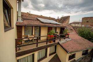Гостевой дом Casa Veche Сибиу Четырехместный номер с балконом 3-7